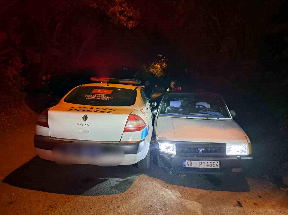 Muğla\'da Alkollü Sürücü Polis Aracına Çarptı