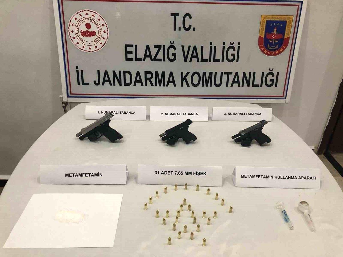 Elazığ\'da Ruhsatsız Tabanca ve Uyuşturucu Operasyonu: 3 Tabanca ve 18 Gram Uyuşturucu Ele Geçirildi