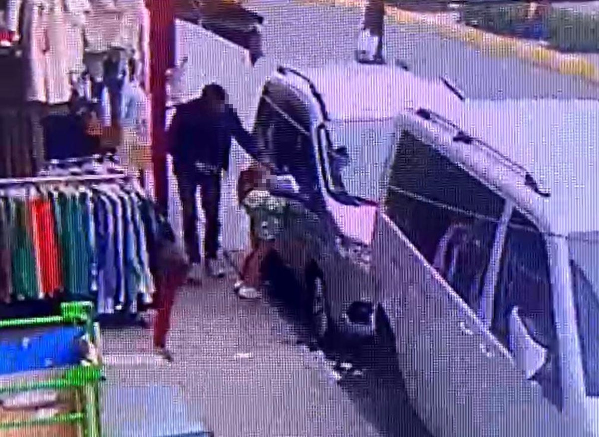 Esenyurt\'ta hırsız, küçük kızın elinden telefonu çaldı; o anlar kameraya yansıdı