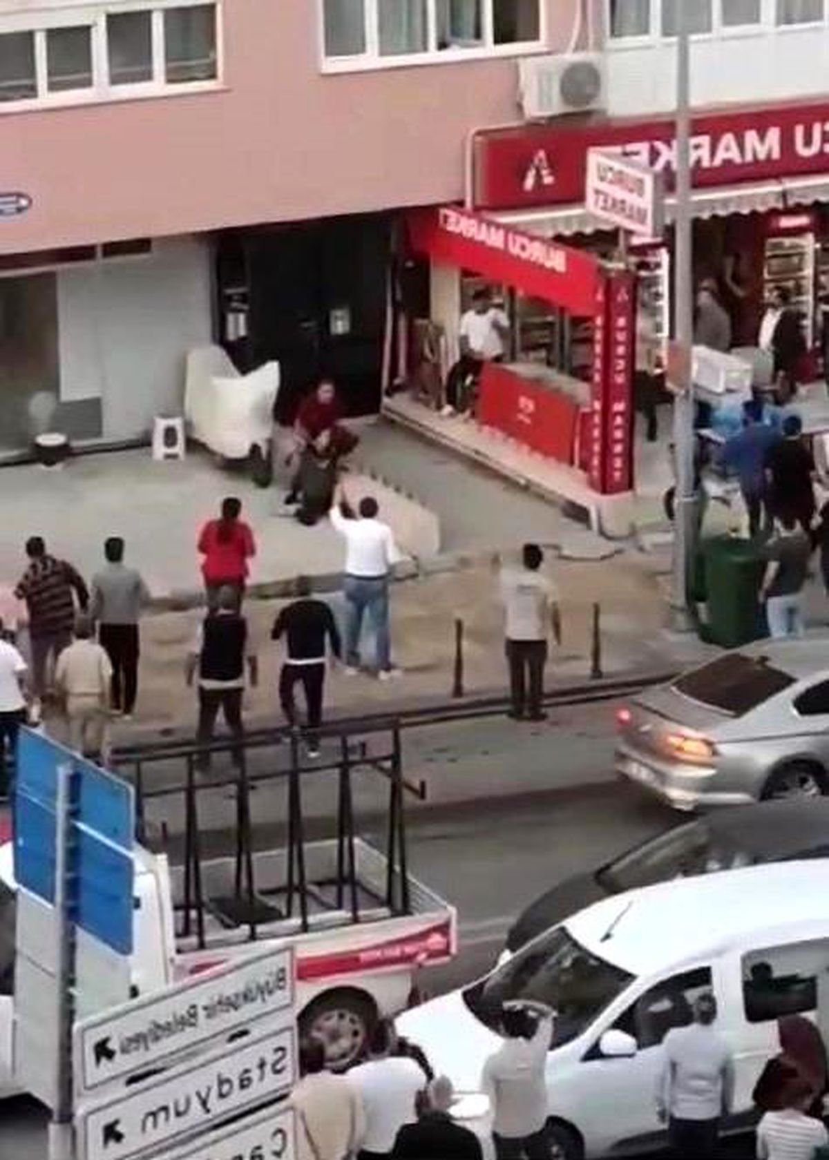Denizli\'de Kadını Bıçaklayan Koca, Meydan Dayağından Son Anda Kurtarıldı