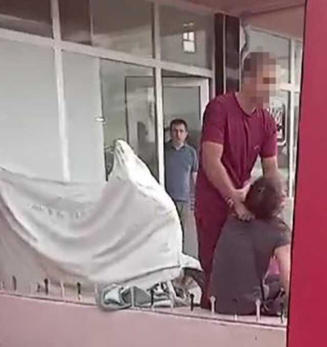Eski eşini bıçaklayan kocaya vatandaş ve esnaftan meydan dayağı! Canını zor kurtardı Eski eşini bıçaklayan kocaya vatandaş ve esnaftan meydan dayağı! Canını zor kurtardı