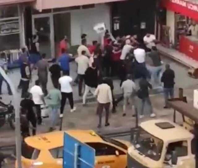 Eski eşini bıçaklayan kocaya vatandaş ve esnaftan meydan dayağı! Canını zor kurtardı Eski eşini bıçaklayan kocaya vatandaş ve esnaftan meydan dayağı! Canını zor kurtardı