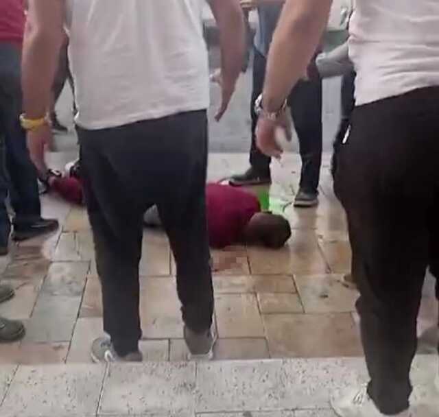 Eski eşini bıçaklayan kocaya vatandaş ve esnaftan meydan dayağı! Canını zor kurtardı Eski eşini bıçaklayan kocaya vatandaş ve esnaftan meydan dayağı! Canını zor kurtardı
