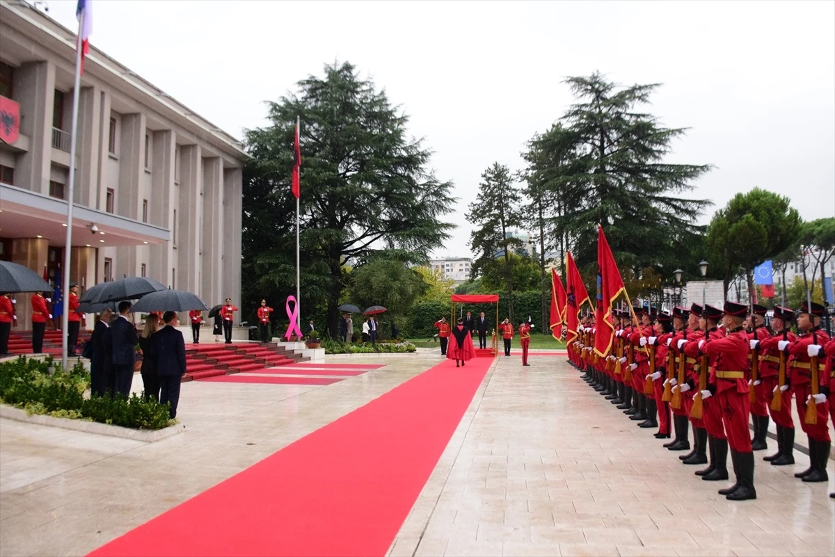 Fransa Cumhurbaşkanı Macron, Arnavutluk Cumhurbaşkanı Begaj tarafından törenle karşılandı