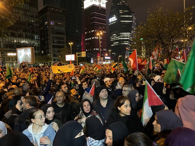 İstanbul'daki İsrail Başkonsolosluğu önünde protesto! Polis, kalabalığı dağıtmaya çalışıyor İstanbul'daki İsrail Başkonsolosluğu önünde protesto! Polis, kalabalığı dağıtmaya çalışıyor