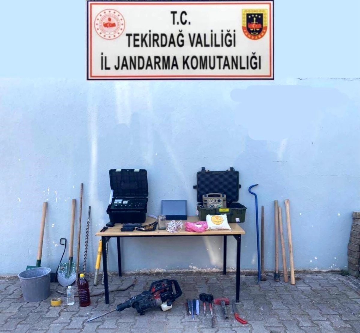 Tekirdağ Şarköy\'de Kaçak Kazı Yapan Grup Jandarma Tarafından Yakalandı