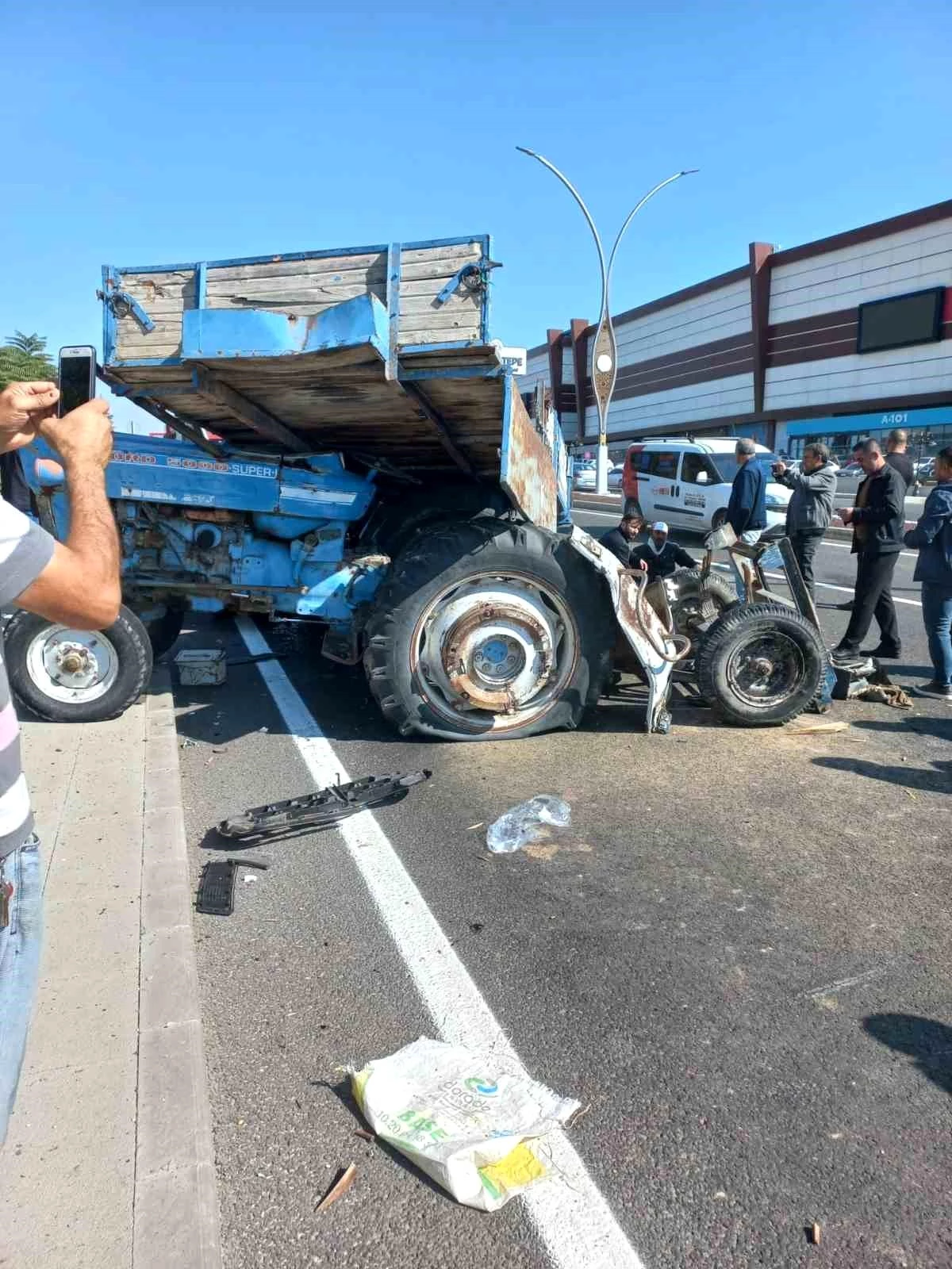 Ankara\'da kamyonet traktör römorkuna çarptı: 2 yaralı