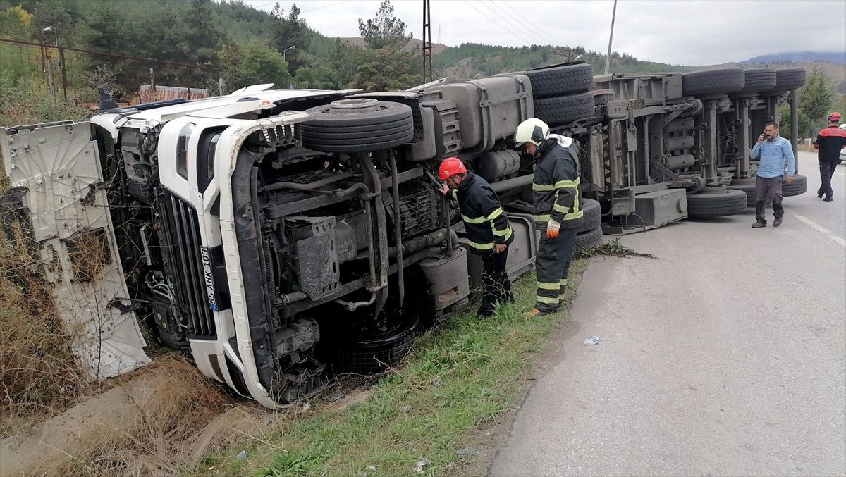 Karabük\'te demir yüklü tır devrildi, şoför yara almadan kurtuldu