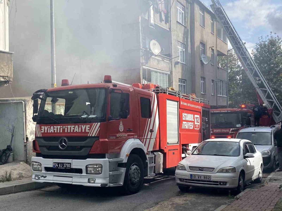 Küçükçekmece\'de Çatı Yangını: Vatandaşlar Tahliye Edildi
