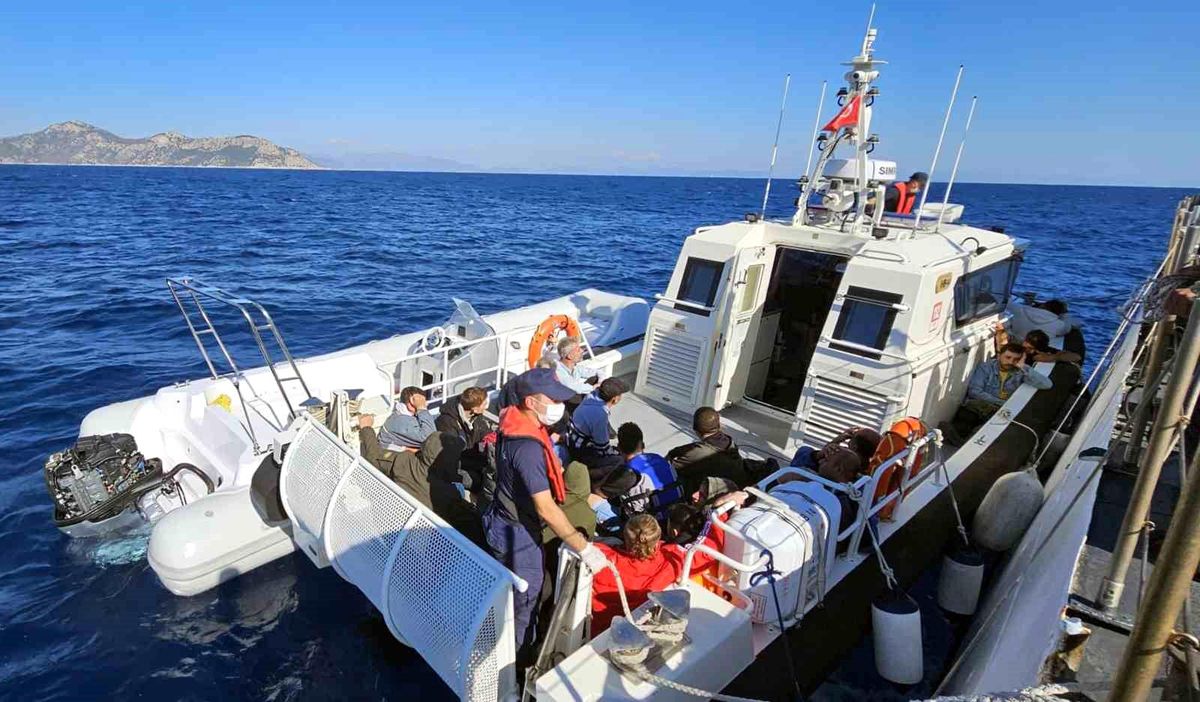 Marmaris\'te Yunanistan tarafından geri itilen 30 düzensiz göçmen kurtarıldı