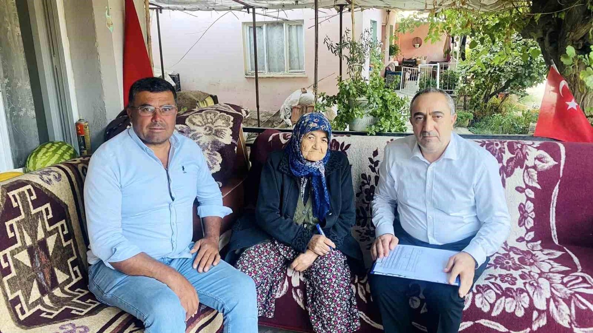 Sarıgöl İlçe Nüfus ve Vatandaşlık Müdürü, yaşlı ve engellilere ev ziyareti yapıyor