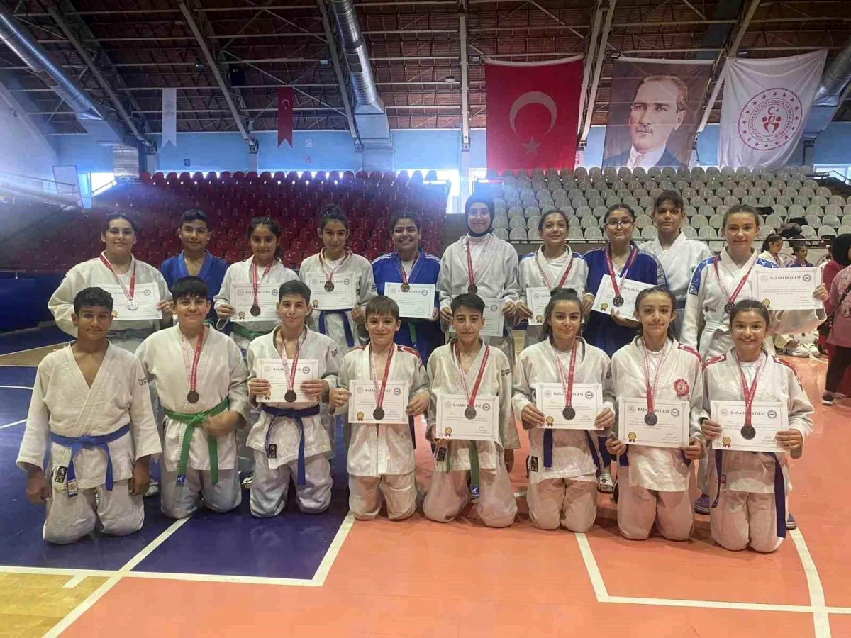 Salihli Judocuları Ali Atmaca Judo Turnuvası\'ndan 15 Madalya İle Döndü