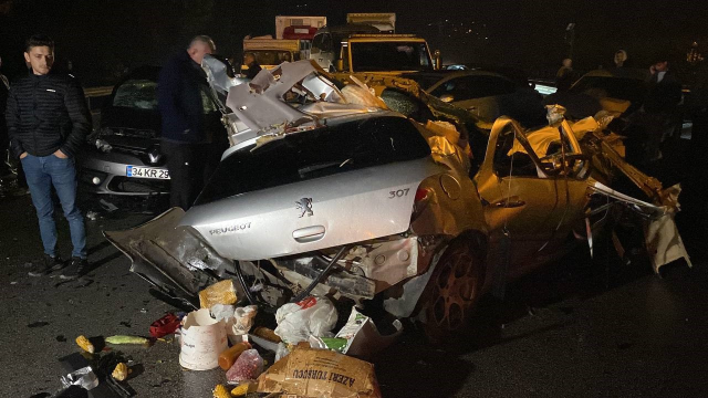Tankerden dökülen mazot, 26 aracı birbirine kattı: 13 yaralı Tankerden dökülen mazot, 26 aracı birbirine kattı: 13 yaralı