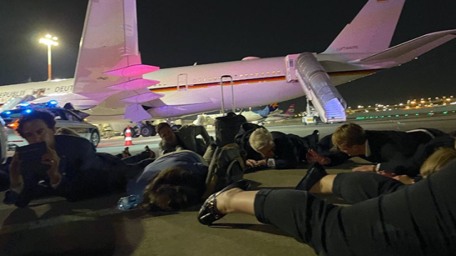 Tel Aviv'de Alman Başbakan Scholz'un korku dolu anları! Havalimanı roket atılınca ekibiyle birlikte yüzüstü yere yattı