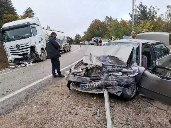 Tır ile otomobil kafa kafaya çarpıştı: 3 ölü, 3 yaralı