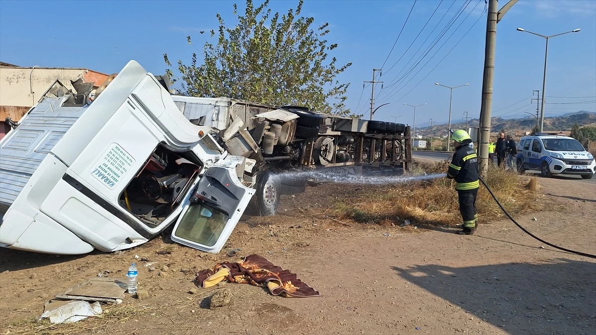 Turgutlu\'da devrilen tırın sürücüsü yaralandı
