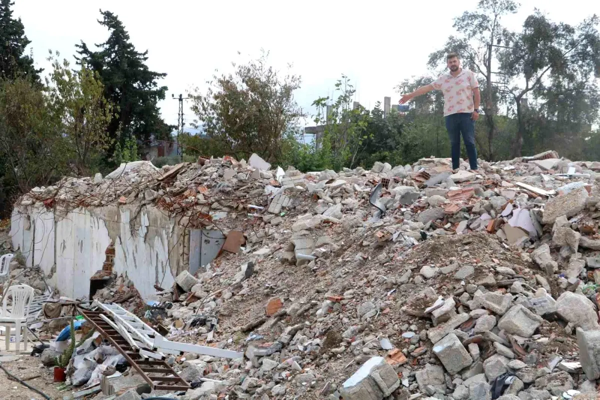 Yıkılan evinin yerine yeni yuva kurmak isteyen depremzedeye 400 bin TL\'lik moloz engeli
