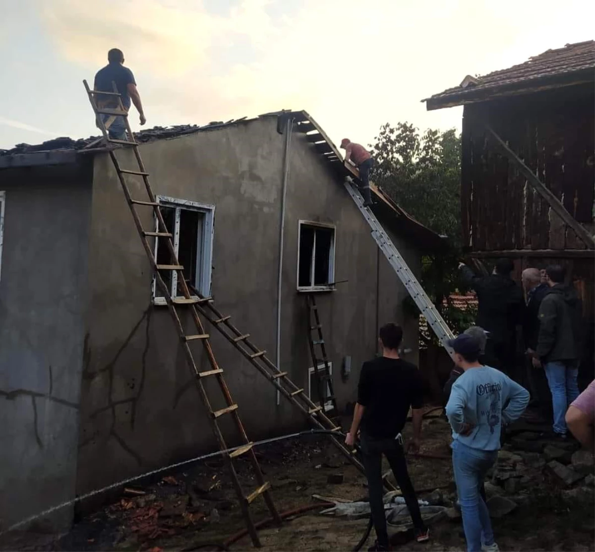Bolu\'da 2 katlı ev yangında hasar gördü