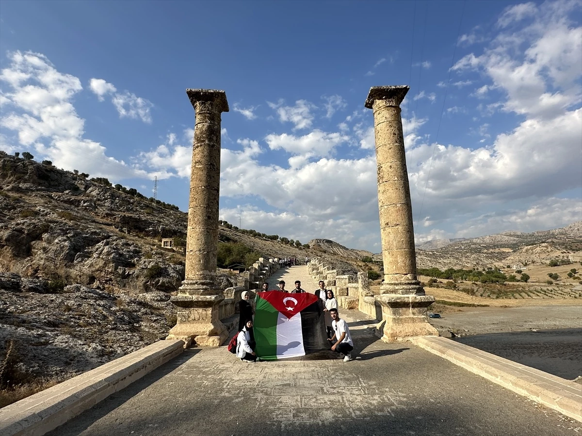 Adıyaman\'da Gençler Filistin Bayrağı Astı