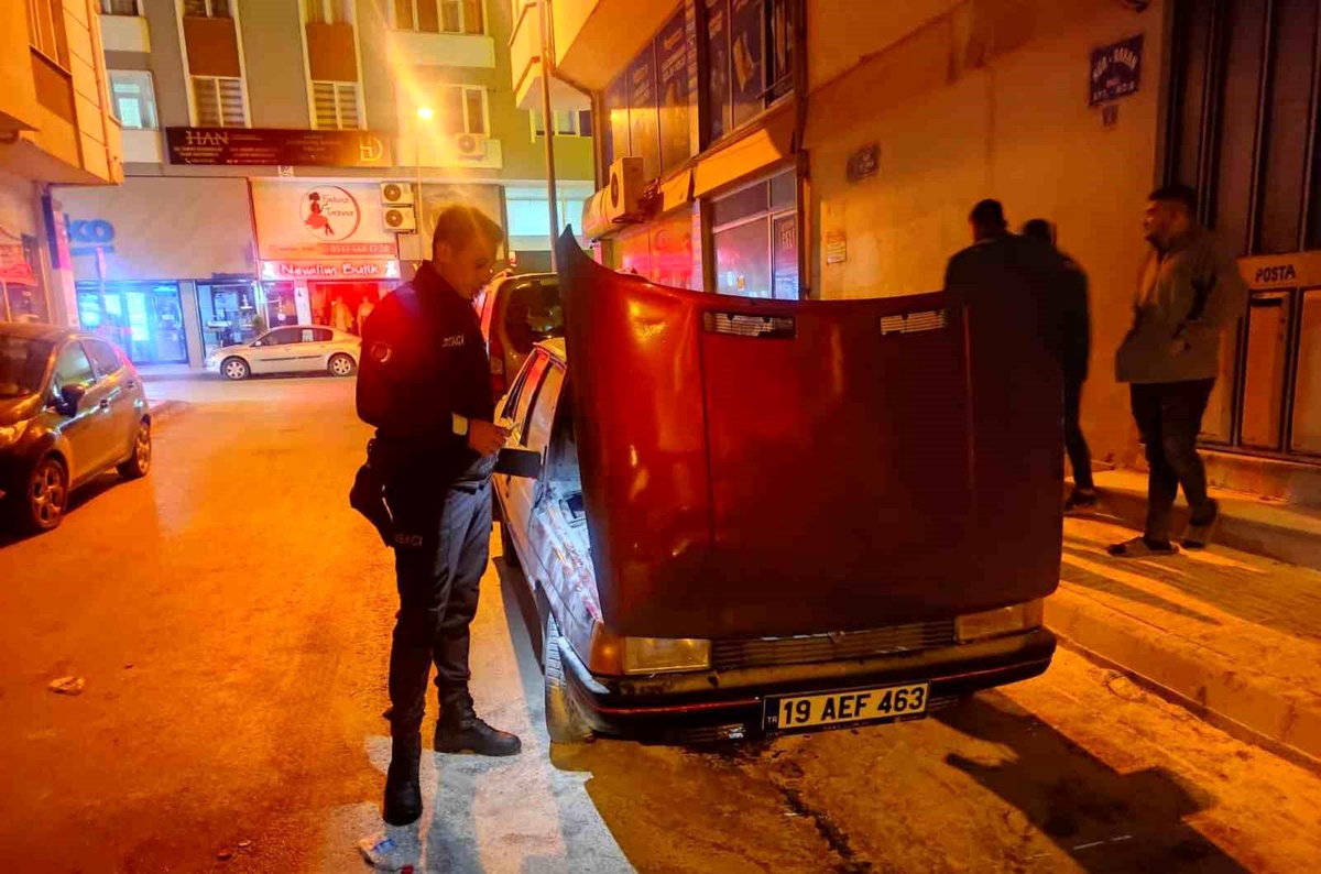 Çarşı mahalle bekçileri park halindeki otomobili yangın tüpü ile söndürdü