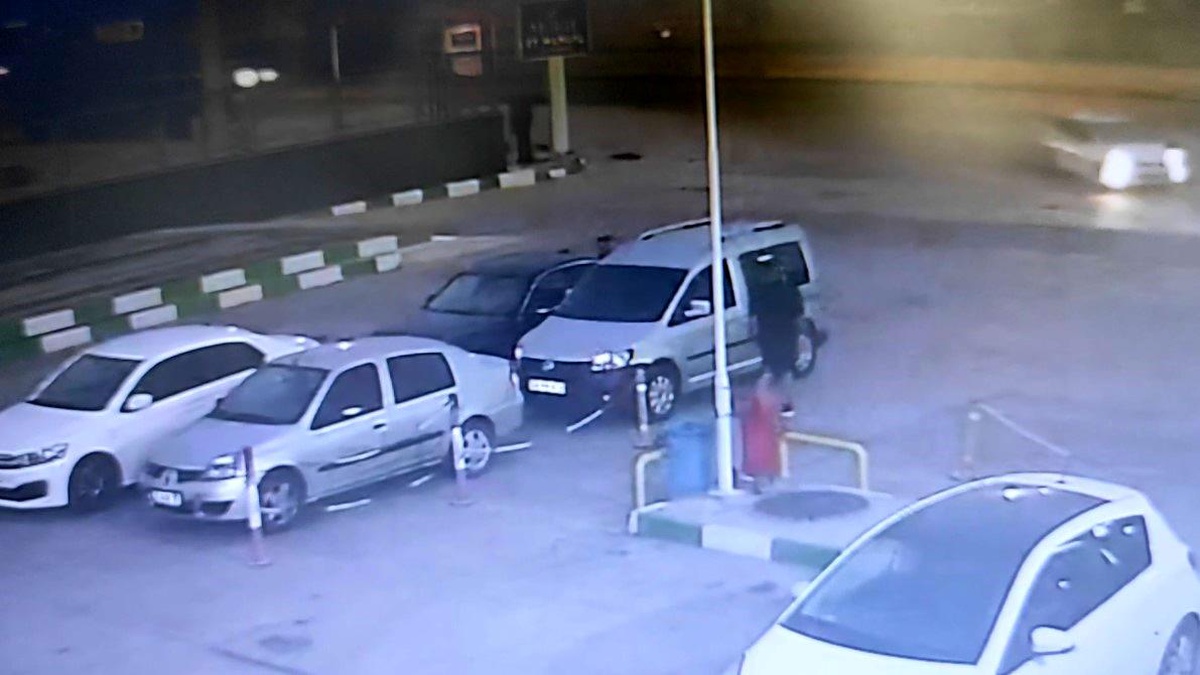 Mersin\'de Otomobilden Hırsızlık Yapan Şüphelilerden Birisi Yakalandı