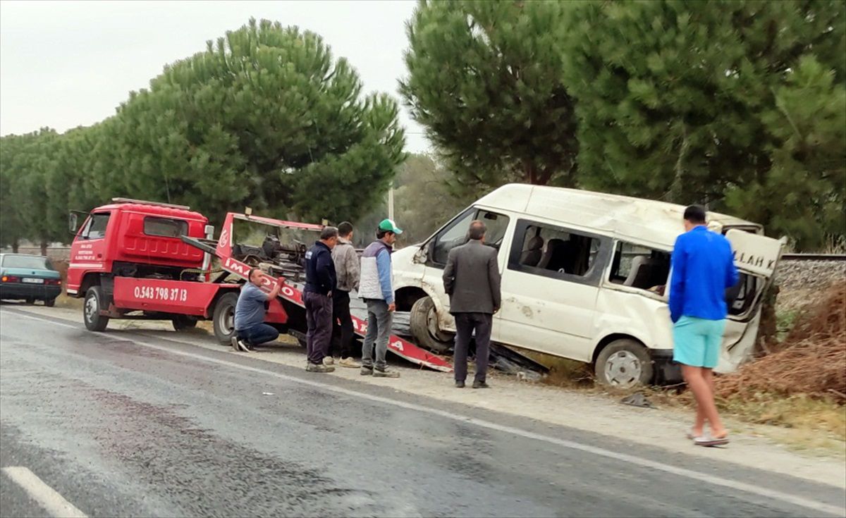 Aydın\'da minibüs devrildi, 3 kişi yaralandı
