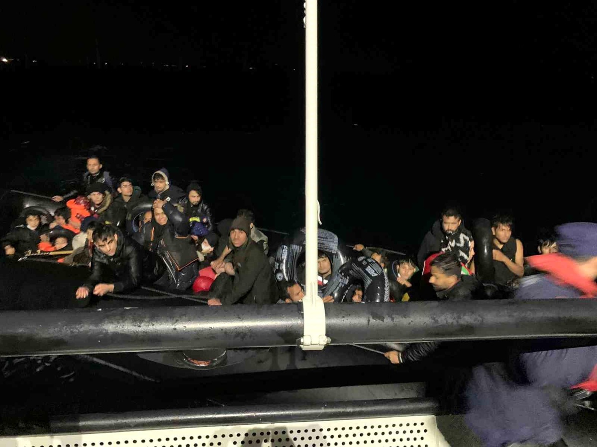 Ayvalık\'ta 126 düzensiz göçmen yakalandı
