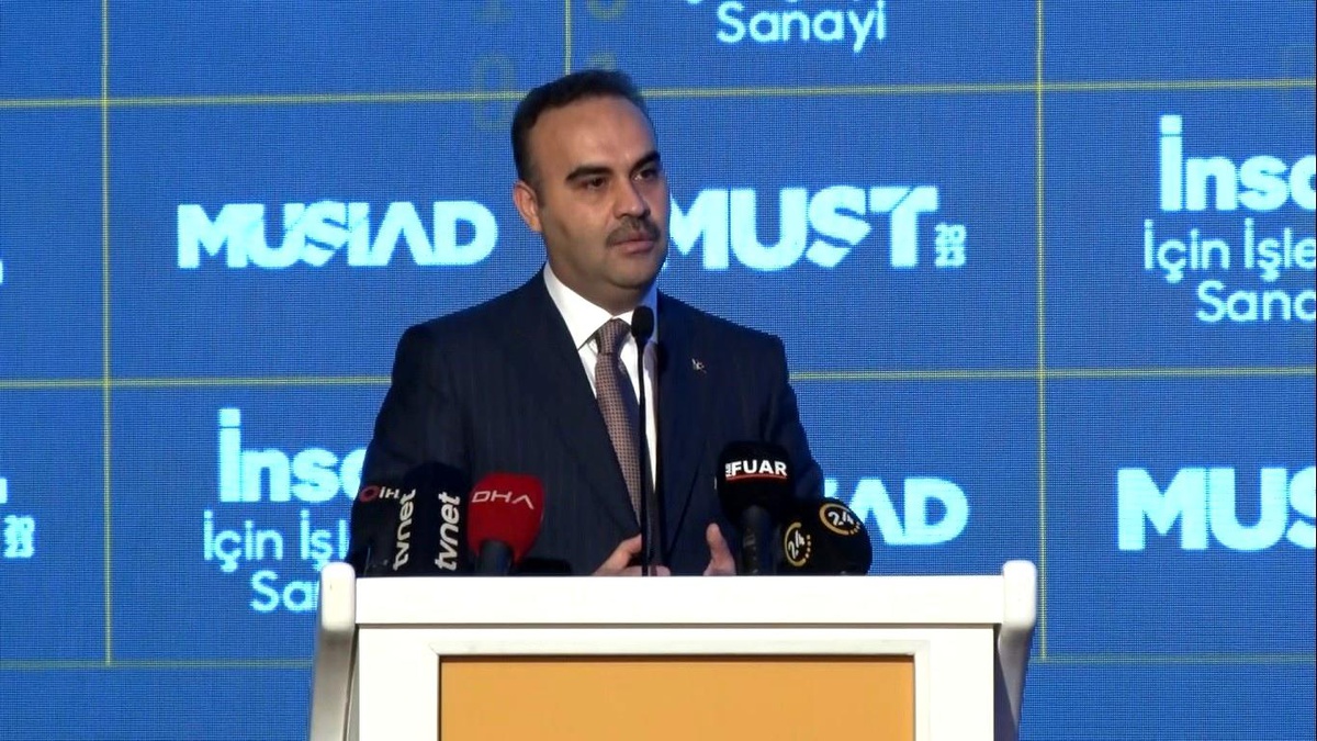 Bakan Kacır: "İsrail bir kez daha insanlık ve savaş suçu işledi"