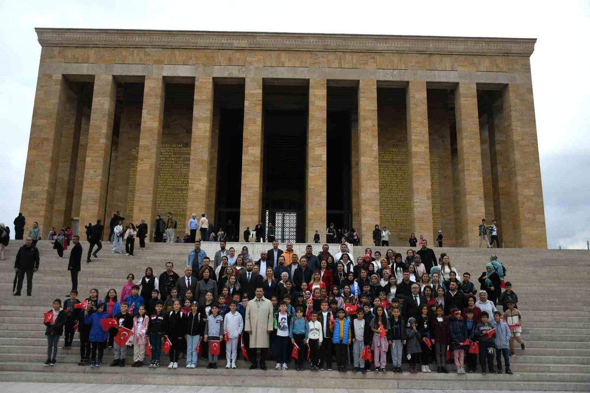 Kuşadası Belediye Başkanı Ömer Günel, Atatürk\'ün huzurunda çocuklarla buluştu