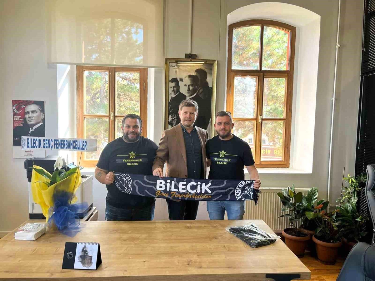 Bilecik Genç Fenerbahçeliler, Belediye Başkan Yardımcısı Yaşar Külhan\'ı ziyaret etti