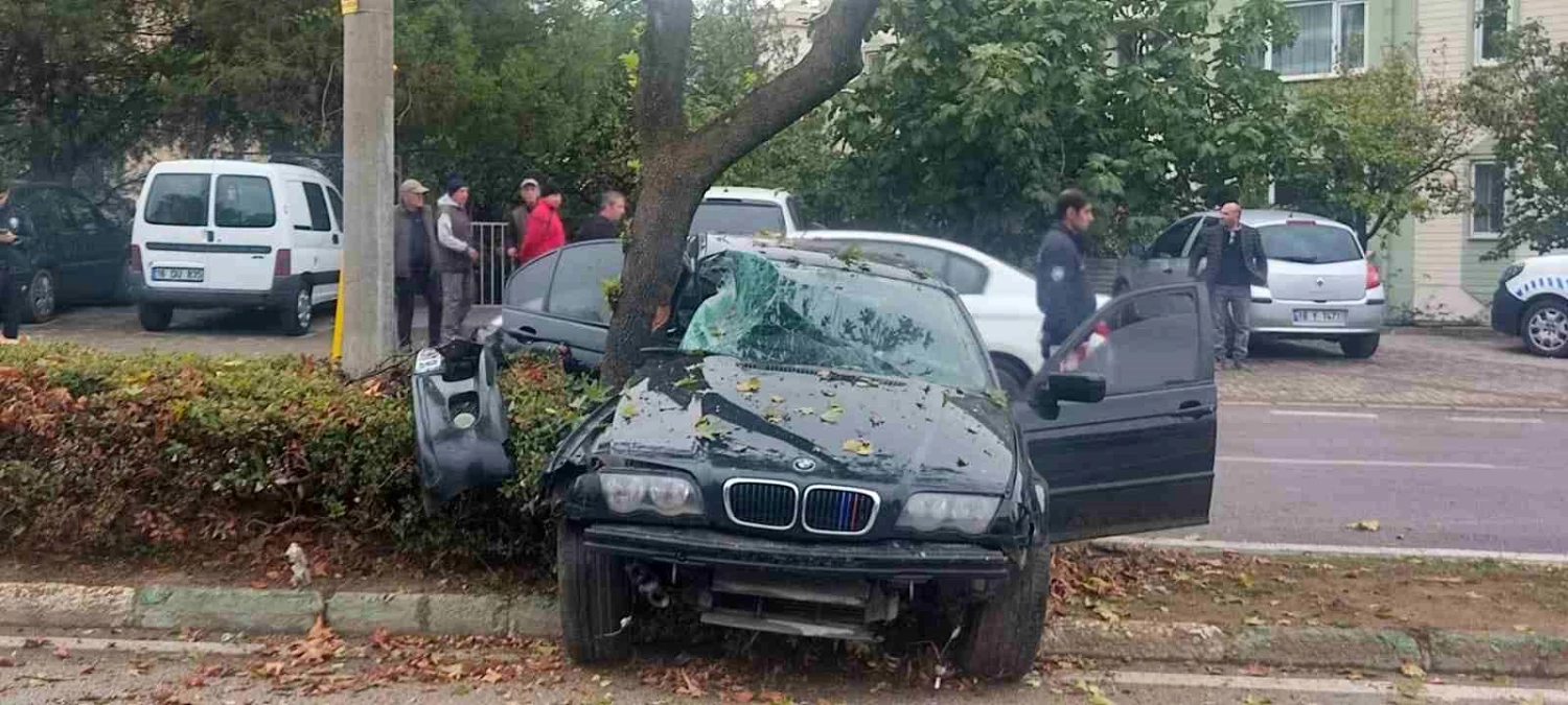 Bursa\'da Kontrolden Çıkan Otomobil Ağaca Çarptı: 2 Yaralı