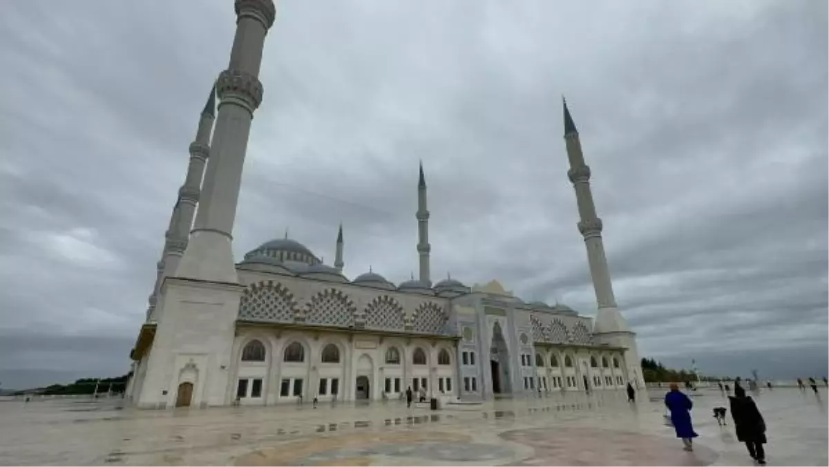 Ayasofya ve Sultanahmet Camii\'nde İsrail saldırısında hayatını kaybedenler için sela okundu