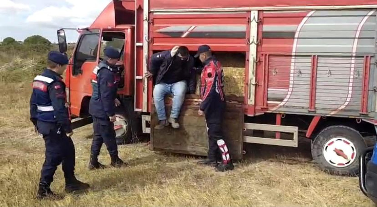 Çanakkale\'de saman balyaları arasına gizlenmiş 27 kaçak göçmen yakalandı