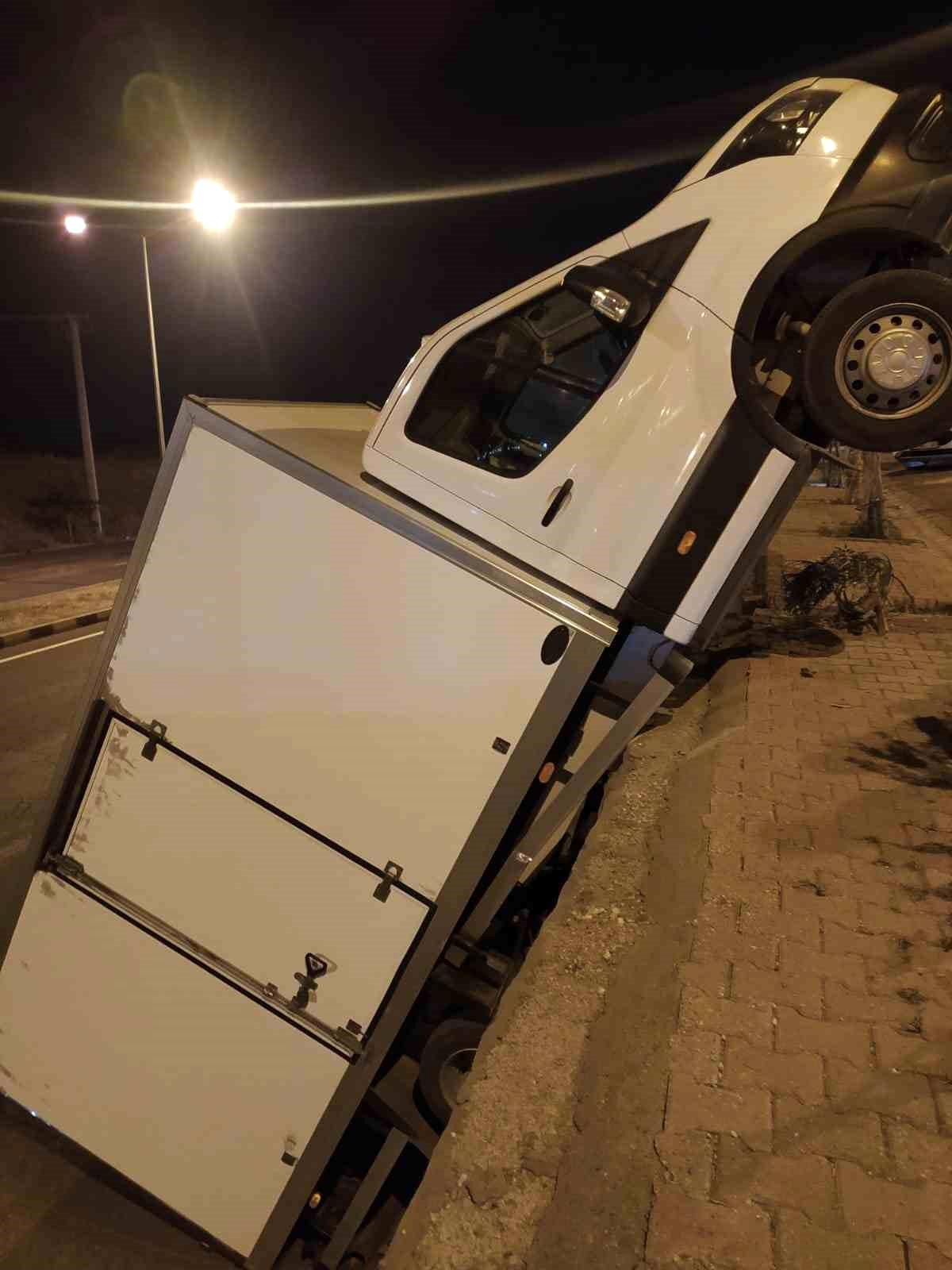 Şırnak\'ta el freni çekilmeyen kamyon duvardan düştü