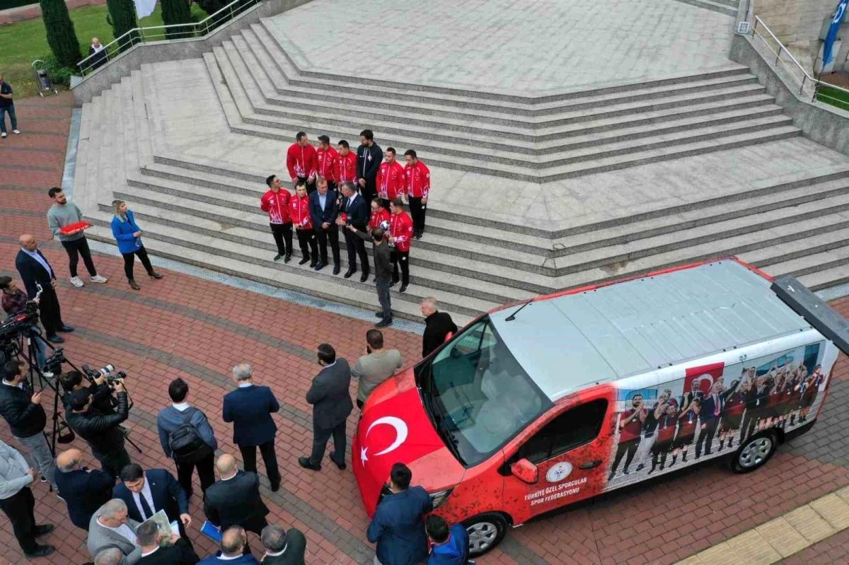 Kocaeli Büyükşehir Belediyesi, Down Sendromlu Özel Futsal Milli Takımı\'na Hizmet Aracı Hediye Etti