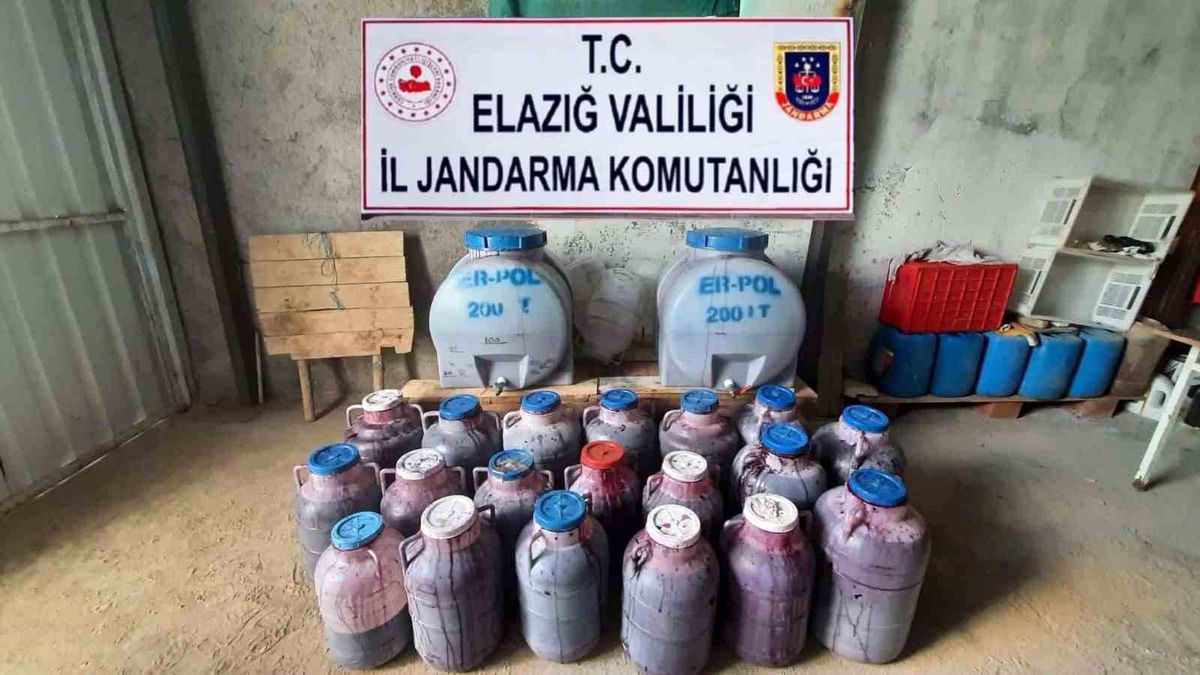 Elazığ\'da Kaçak Şarap Operasyonu: 11 Bin 237 Litre Kaçak Şarap ve 2 Ruhsatsız Av Tüfeği Ele Geçirildi