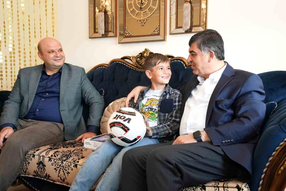 Fadıloğlu\'ndan Ali Kaan\'a tablet ve futbol topu