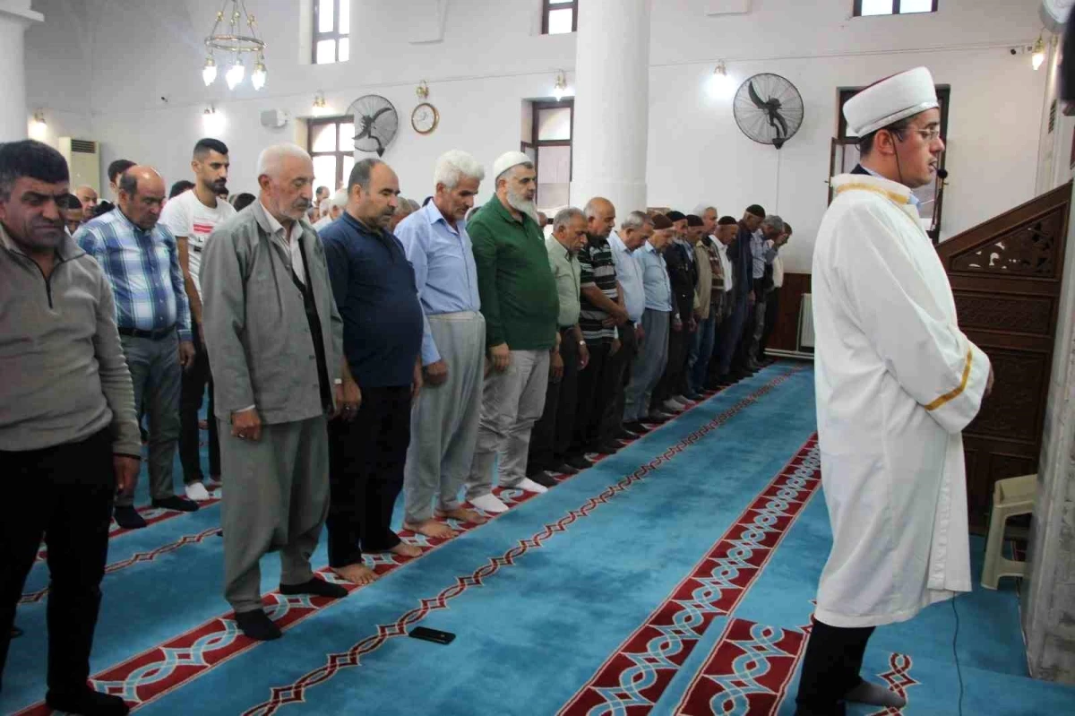 Türkiye\'de İsrail\'in Gazze\'ye yönelik saldırısında hayatını kaybedenler için gıyabi cenaze namazı kılındı