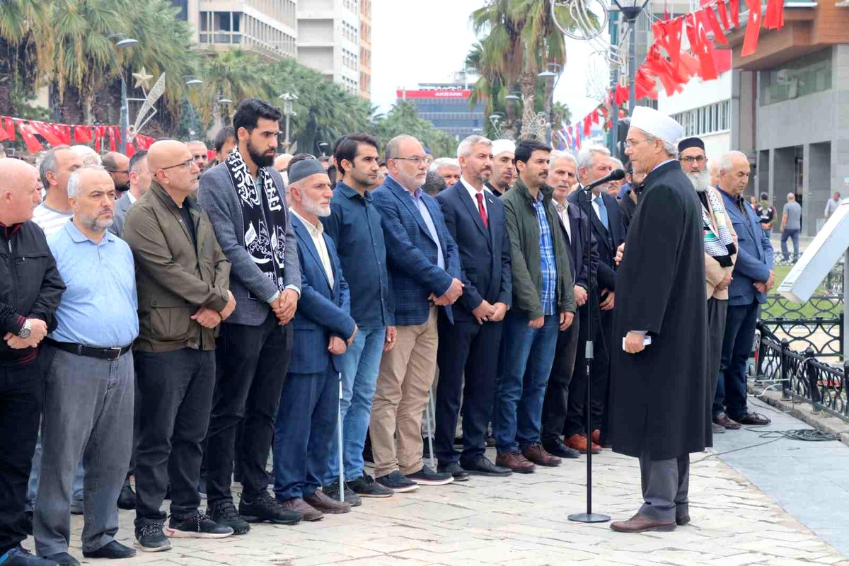İzmir\'de Filistinliler için gıyabi cenaze namazı kılındı