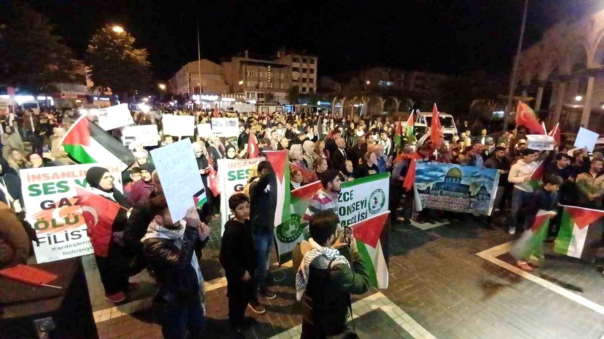 Düzce\'de İsrail\'in Gazze\'deki hastaneye düzenlediği saldırı protesto edildi
