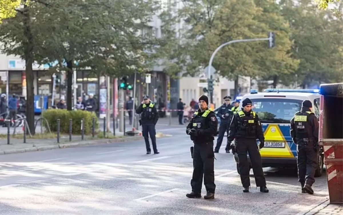 Fransa\'da Altı Havalimanı Bomba Tehditleri Nedeniyle Tahliye Edildi, Berlin\'de Sinagog Ateşe Verildi