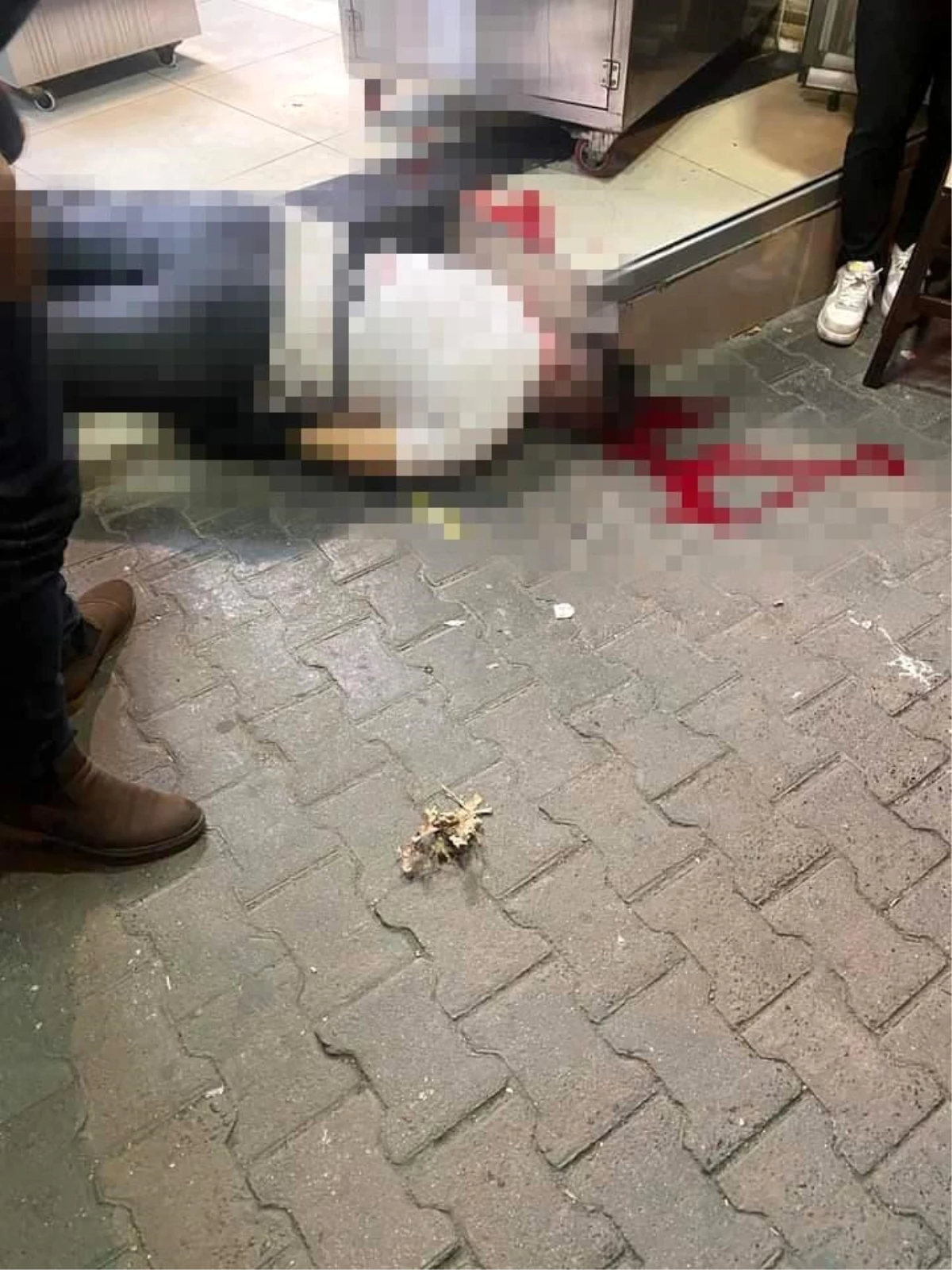 İstanbul Gaziosmanpaşa\'da Dönerci Dükkanına Silahlı Saldırı: 1 Ölü, 1 Yaralı
