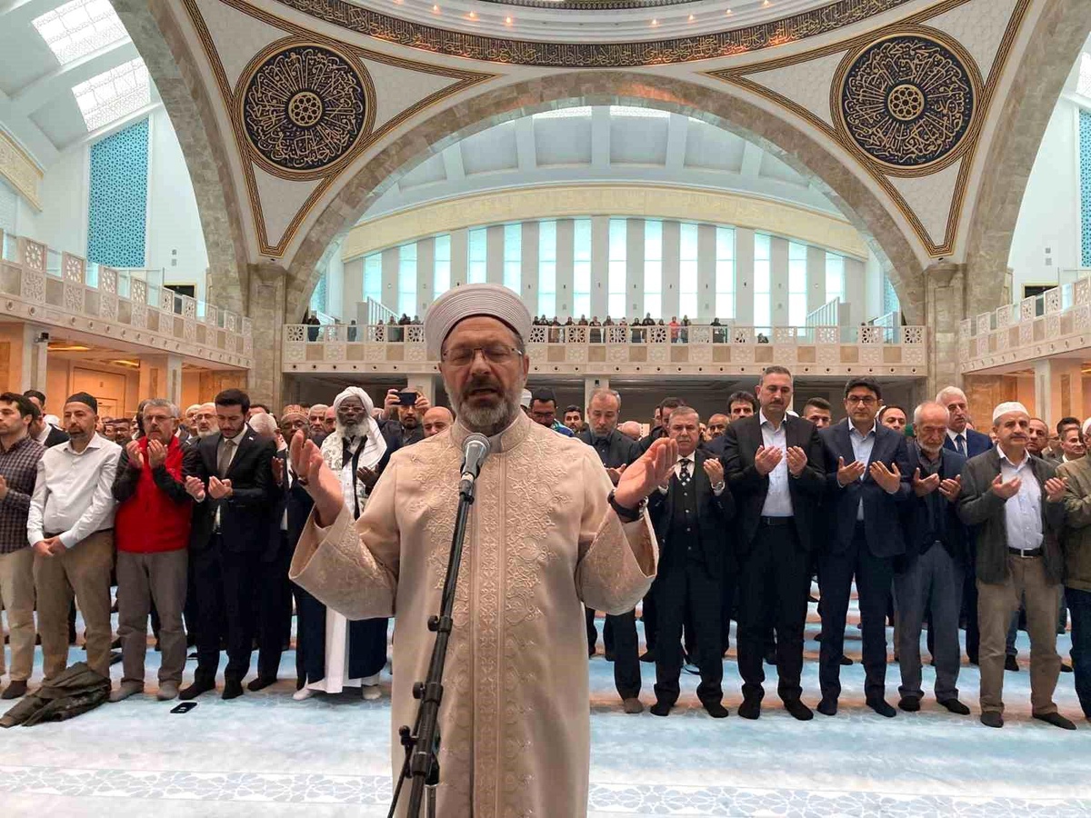İsrail\'in Gazze\'deki saldırılarına karşı gıyabi cenaze namazı kılındı