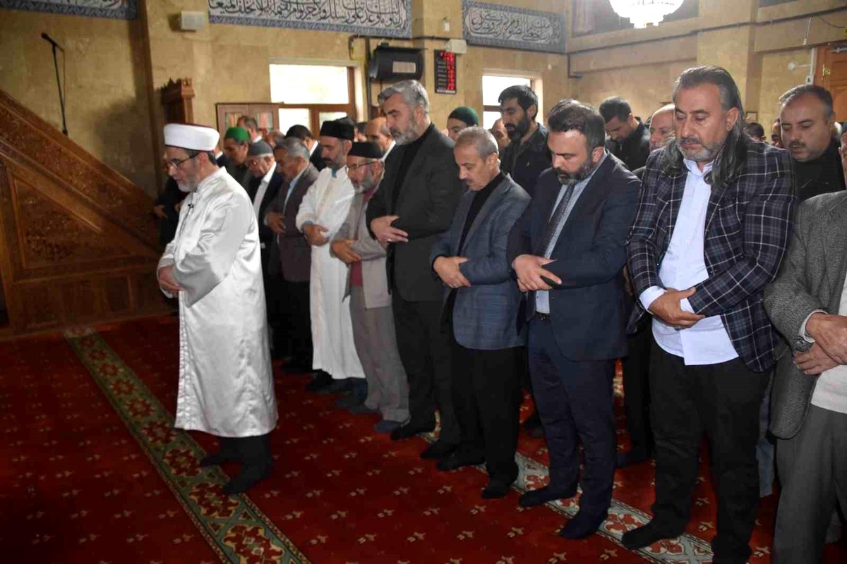 Bitlis\'te İsrail\'in Gazze\'deki Hastaneyi Bombalamasında Hayatını Kaybedenler İçin Gıyabi Cenaze Namazı Kılındı