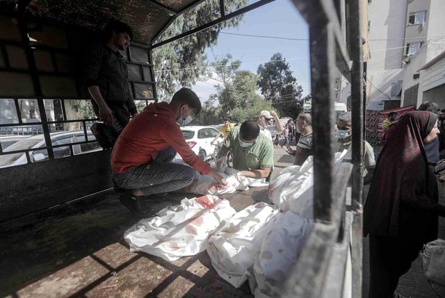 İsrail'in Gazze'deki hastane katliamında hayatını kaybedenlerin cenazeleri El Şifa Hastanesi'ne taşındı İsrail'in Gazze'deki hastane katliamında hayatını kaybedenlerin cenazeleri El Şifa Hastanesi'ne taşındı