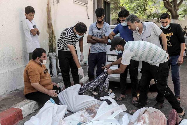 İsrail'in Gazze'deki hastane katliamında hayatını kaybedenlerin cenazeleri El Şifa Hastanesi'ne taşındı İsrail'in Gazze'deki hastane katliamında hayatını kaybedenlerin cenazeleri El Şifa Hastanesi'ne taşındı