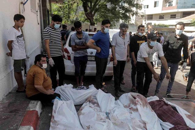 İsrail'in Gazze'deki hastane katliamında hayatını kaybedenlerin cenazeleri El Şifa Hastanesi'ne taşındı İsrail'in Gazze'deki hastane katliamında hayatını kaybedenlerin cenazeleri El Şifa Hastanesi'ne taşındı