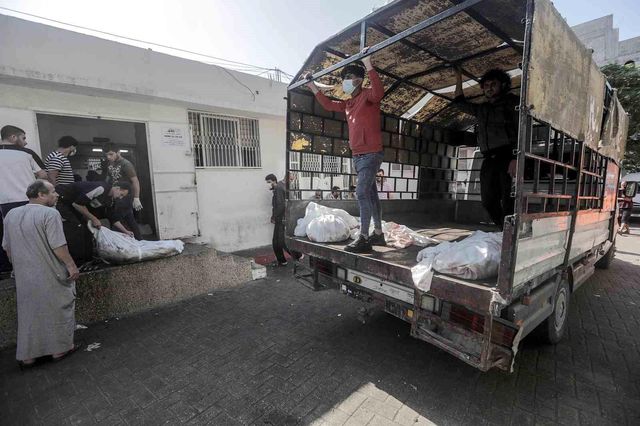 İsrail'in Gazze'deki hastane katliamında hayatını kaybedenlerin cenazeleri El Şifa Hastanesi'ne taşındı İsrail'in Gazze'deki hastane katliamında hayatını kaybedenlerin cenazeleri El Şifa Hastanesi'ne taşındı