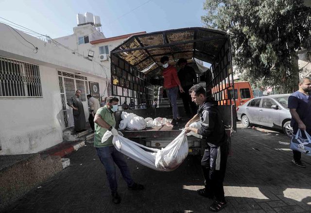 İsrail'in Gazze'deki hastane katliamında hayatını kaybedenlerin cenazeleri El Şifa Hastanesi'ne taşındı İsrail'in Gazze'deki hastane katliamında hayatını kaybedenlerin cenazeleri El Şifa Hastanesi'ne taşındı