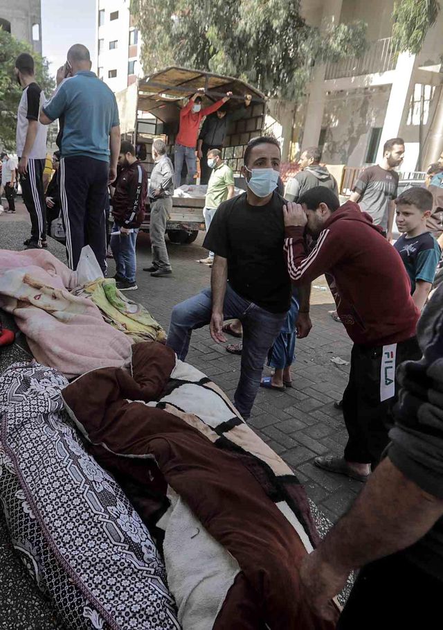 İsrail'in Gazze'deki hastane katliamında hayatını kaybedenlerin cenazeleri El Şifa Hastanesi'ne taşındı İsrail'in Gazze'deki hastane katliamında hayatını kaybedenlerin cenazeleri El Şifa Hastanesi'ne taşındı